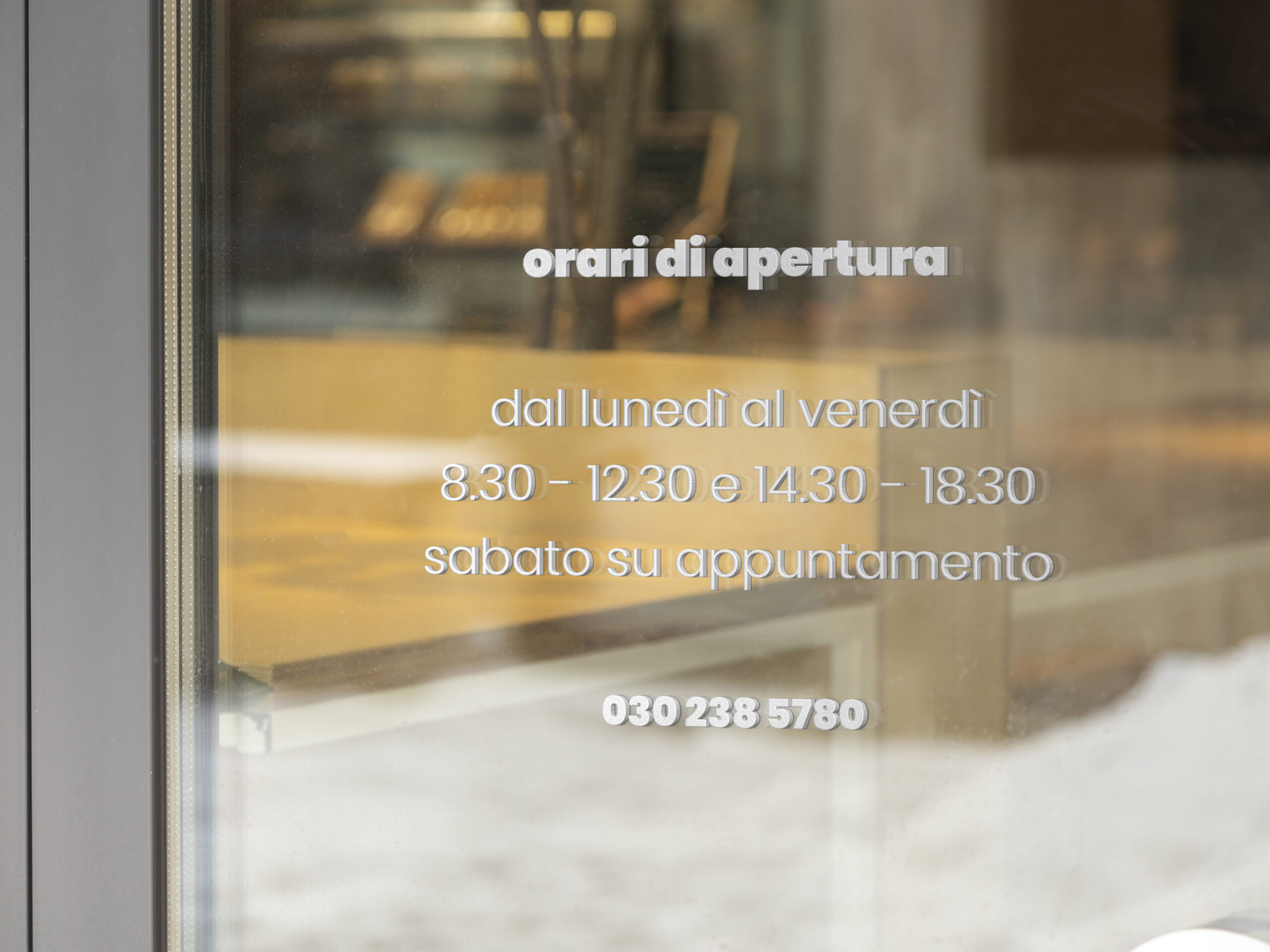 Vetrofanie e adesivi